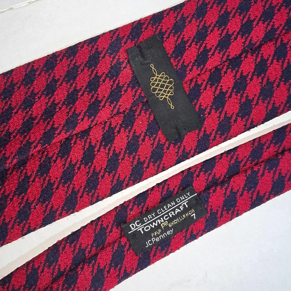 VINTAGE Red and‎ Navy TOWNCRAFT JCPenney Polyester Tie